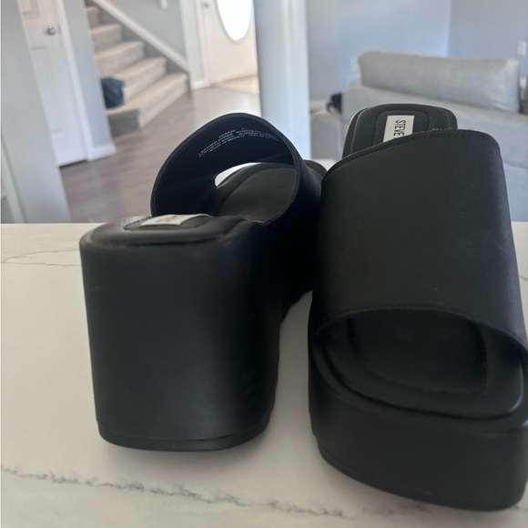 Steve Madden - PEPE30 BLACK LEATHER
Color: BLACK LEATHER
Size: 7 - Picture 3 of 4